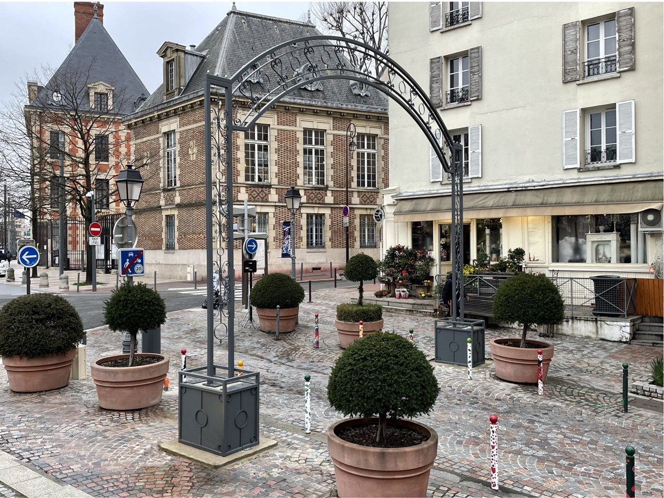Création d'une arche décorative d'entrée de rue à Charenton-le-Pont
